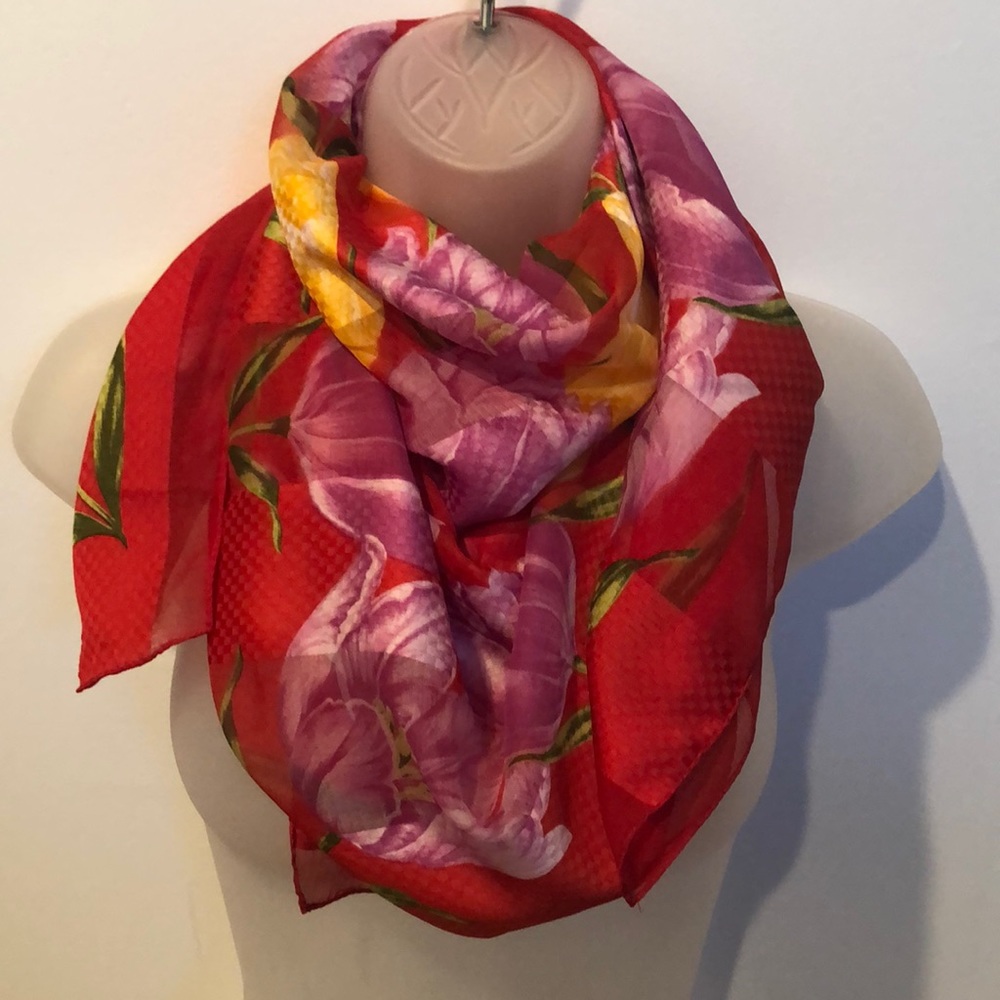 Beautiful Large Tulip Pattern Scarf - image 1